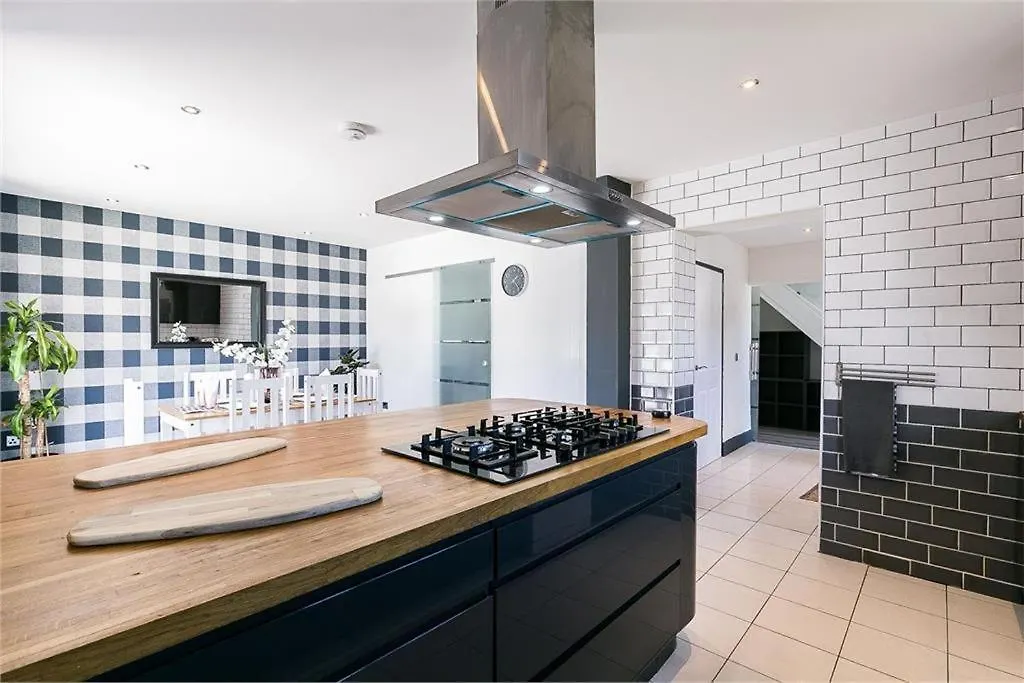 Holiday home Dreghorn House 5 Bedrooms,9 Beds,3 Toilets 2 Showers,1 Bath,2 Reception Free Parking 233 Mbp Wifi Edinburgh