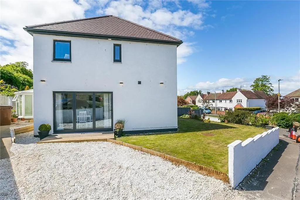Dreghorn House 5 Bedrooms,9 Beds,3 Toilets 2 Showers,1 Bath,2 Reception Free Parking 233 Mbp Wifi Edinburgh