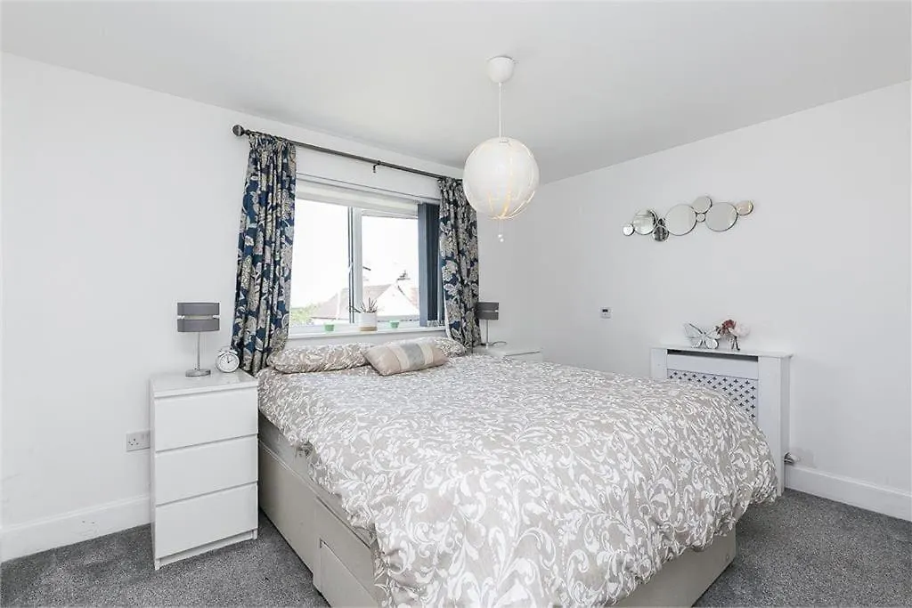 Dreghorn House 5 Bedrooms,9 Beds,3 Toilets 2 Showers,1 Bath,2 Reception Free Parking 233 Mbp Wifi Edinburgh 0*,