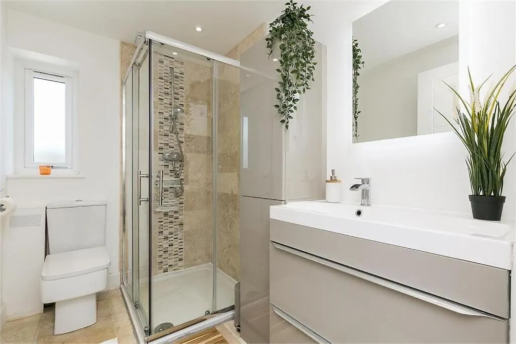 Dreghorn House 5 Bedrooms,9 Beds,3 Toilets 2 Showers,1 Bath,2 Reception Free Parking 233 Mbp Wifi Edinburgh