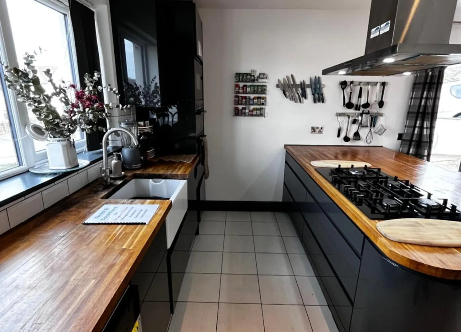 Dreghorn House 5 Bedrooms,9 Beds,3 Toilets 2 Showers,1 Bath,2 Reception Free Parking 233 Mbp Wifi Edinburgh