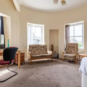 Cosy 2 Bedroom In Old Town Apartment